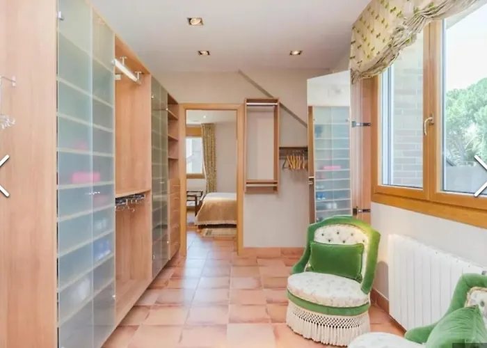 Stunning 4-Bed House In Urbies照片